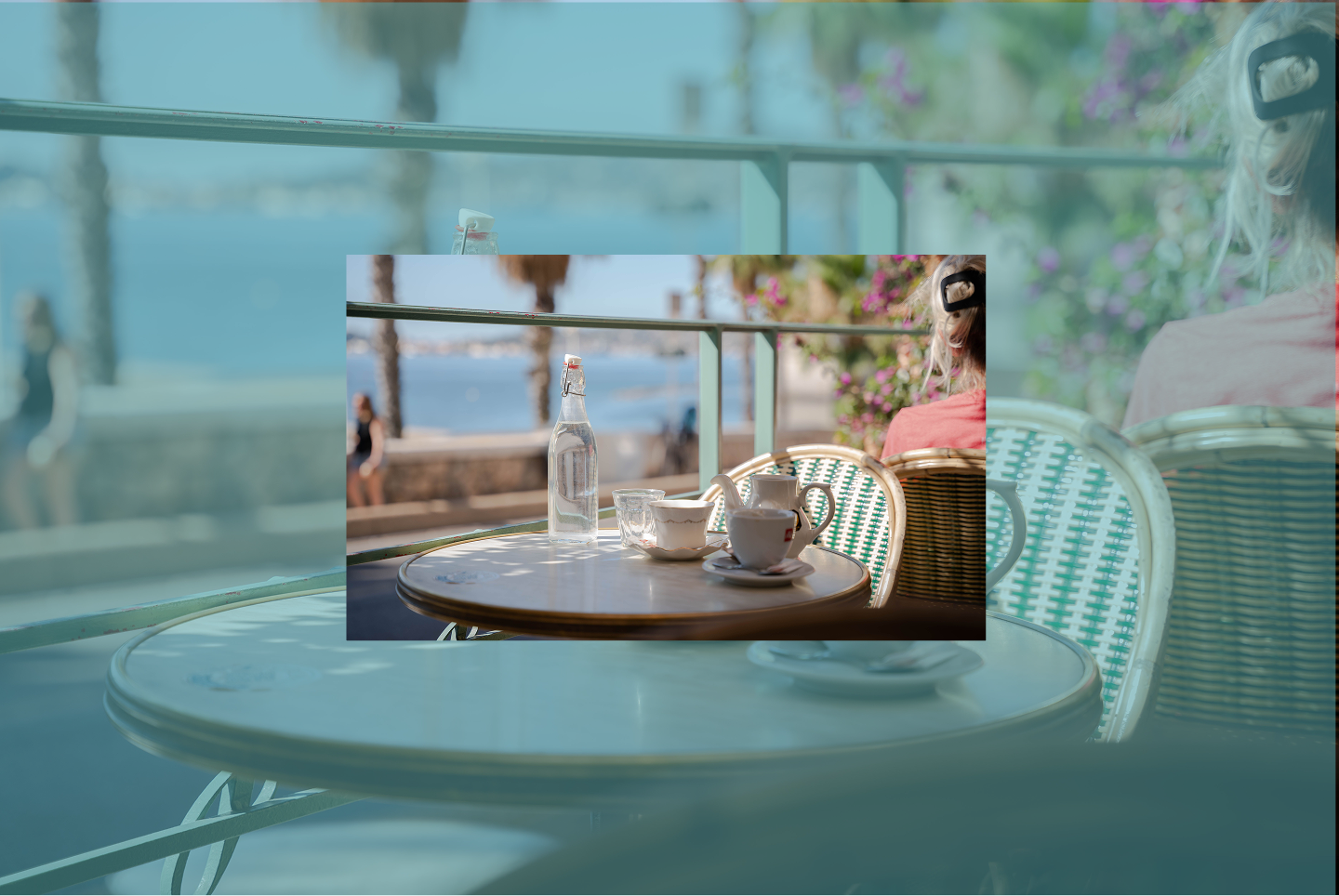 Seafoam café by the coast
